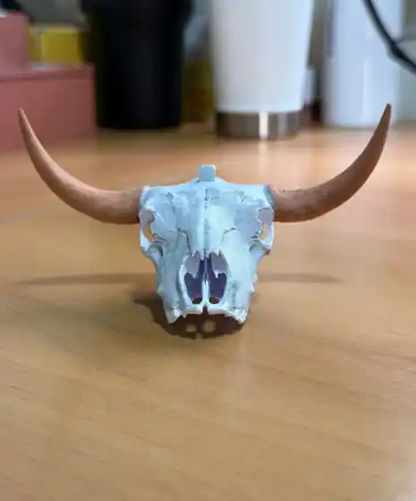 Crânio bovino decorativo azul-claro com chifres marrons impresso em 3D