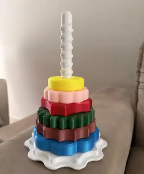 Torre branca em espiral com anéis coloridos empilhados impressos em 3D