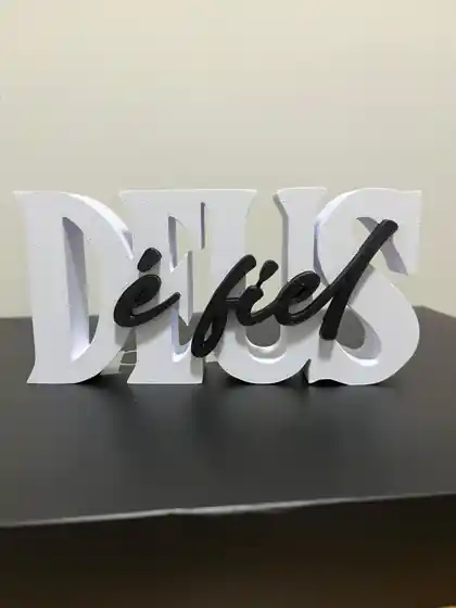 Mensagem decorativa Deus é fiel com letras brancas e pretas impressas em 3D